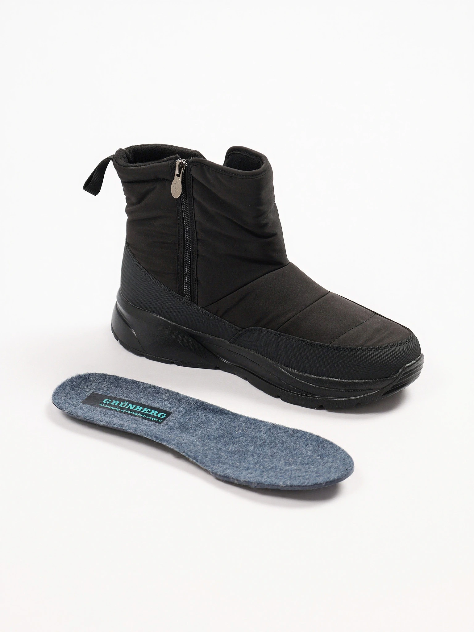 Дутики текстильные черного цвета на средней подошве